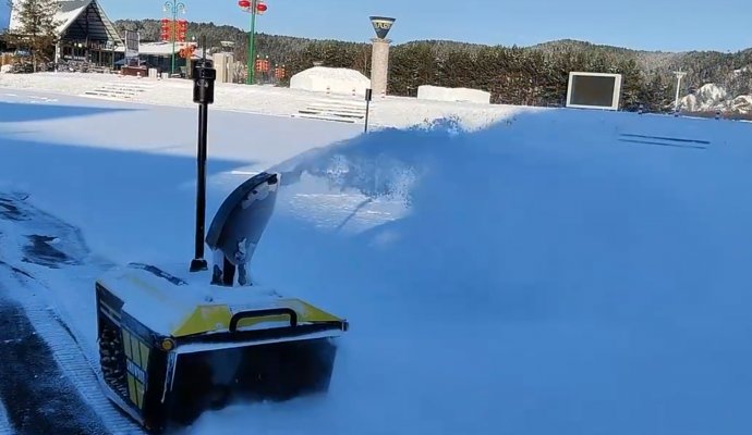 机器人家庭清洁领域-智能扫雪机器人（无线充电）