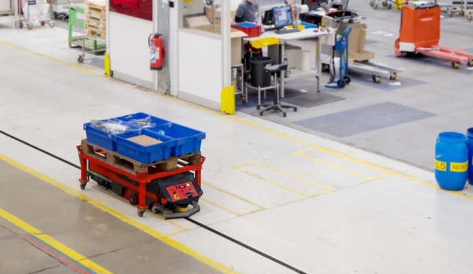 AGV机器人在纺织行业中提升效率与自动化水平（无线充电）