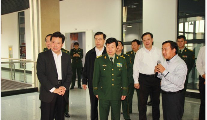 武警部队政委孙思敬上将到鲁渝能源视察无线供电电动车