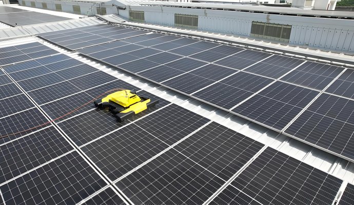 破解能源桎梏：鲁渝能源光伏清洁机器人无线充电方案，开启运维无人化新时代